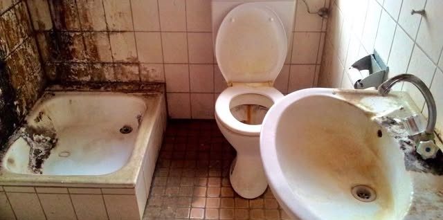 Bad mit Kalk und Belägen vor der Grundreinigung