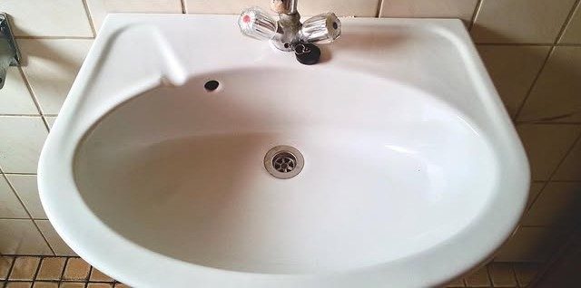 Waschbecken im Sanitärbereich nachher