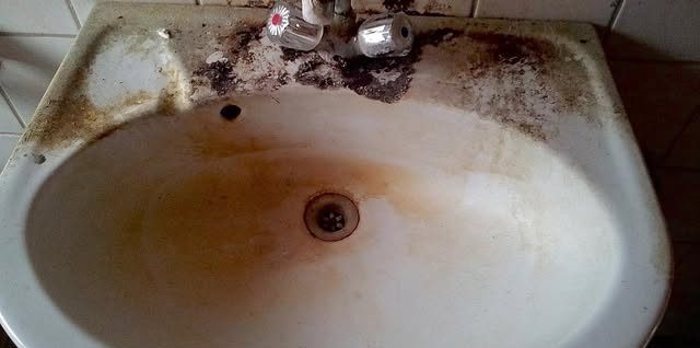 Waschbecken im Sanitärbereich vorher