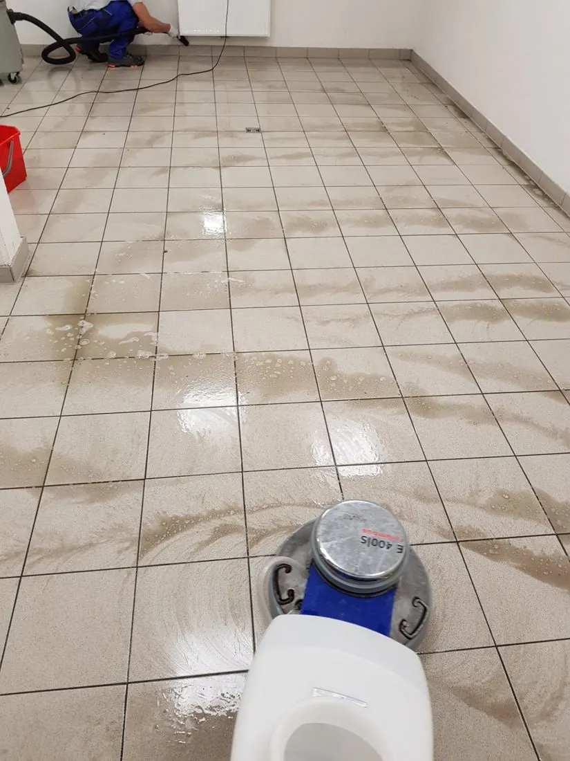 Grundreinigung eines Fliesenbodens mit der Einscheibenmaschine