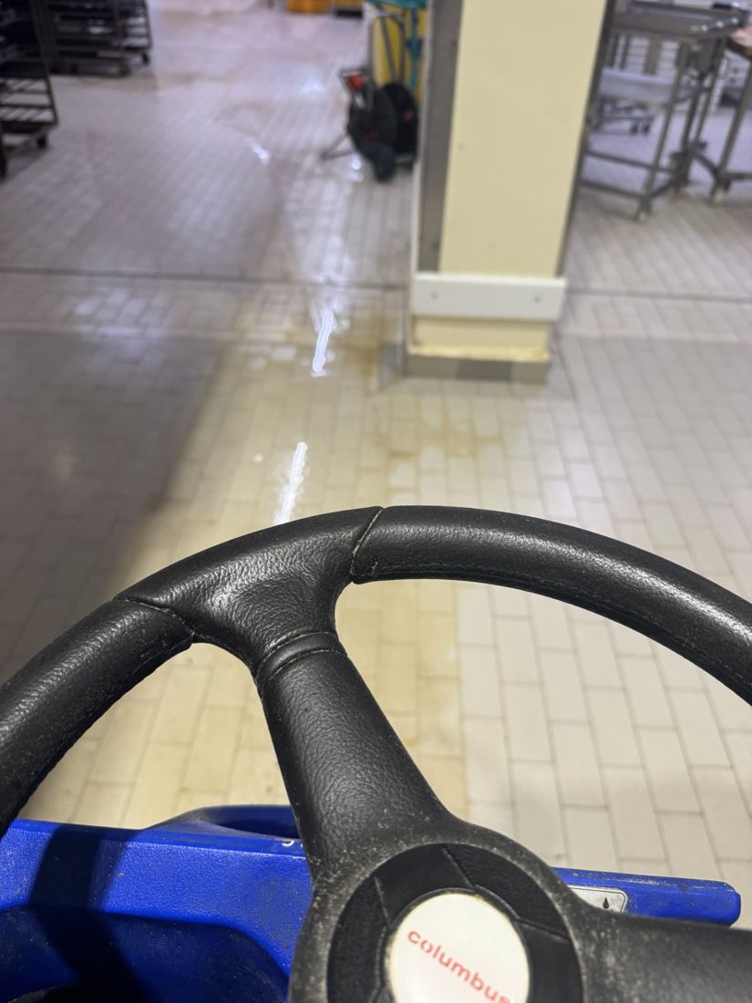 Bodenreinigung mit der Scheuersaugmaschine