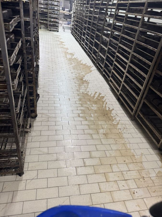 Hallenboden in einer Großbäckerei vorher